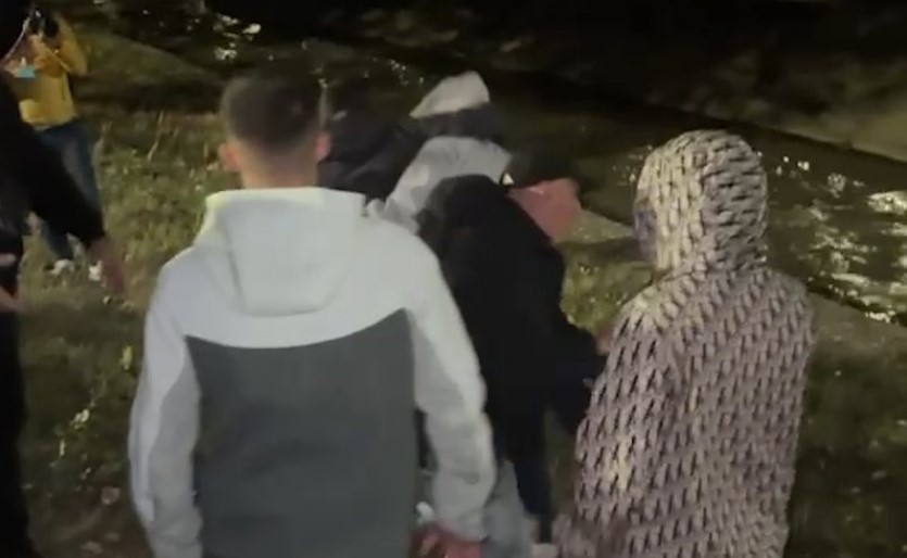 VIDEO  Protestuesit hedhin në Lanë deputetin e PD  Klevis Balliu  Gazetari përpiqet ta shpëtojë