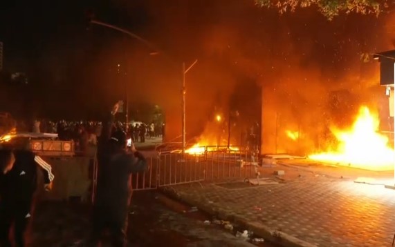 Dhunë dhe zjarr në zonën e Zogut të Zi  shkatërrohen disa biznese   VIDEO 