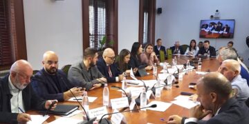 Debati për ushqimin në Kuvend, deputetët e PD përplasen me drejtuesen e AKU! Ngatërrohen dhe sëmundjet e mishit