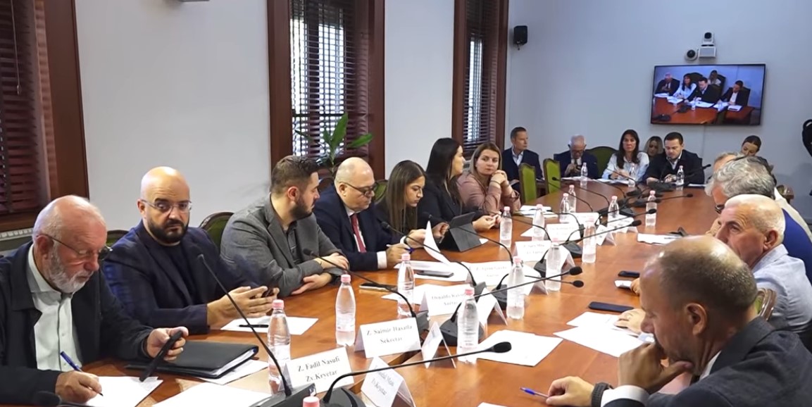 Debati për ushqimin në Kuvend  deputetët e PD përplasen me drejtuesen e AKU  Ngatërrohen dhe sëmundjet e mishit
