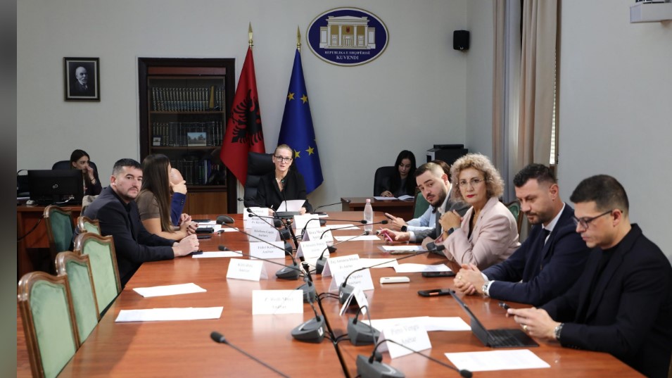 Programi për klimën dhe investimet në universitete  Komisioni i Burimeve Natyrore jep dritën e gjelbër për marrëveshjet 