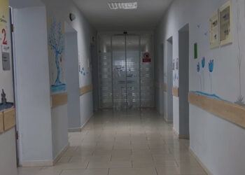 Helmimi i 11 fëmijëve në kopshtin e Korçës, flet nëna e një prej të miturve: Enët mund të kenë qenë të palara