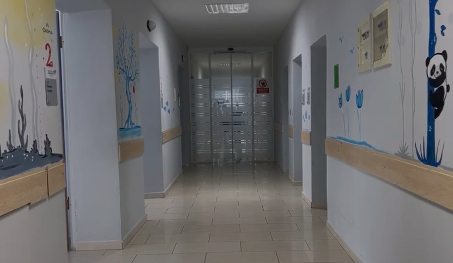 Helmimi i 11 fëmijëve në kopshtin e Korçës  flet nëna e një prej të miturve  Enët mund të kenë qenë të palara