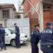 Tensione në Korçë, protestuesit sulmojnë shefin e Komisariatit dhe efektivët, Policia shoqëron të dyshuarit!