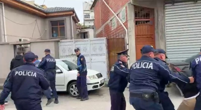 Tensione në Korçë  protestuesit sulmojnë shefin e Komisariatit dhe efektivët  Policia shoqëron të dyshuarit 