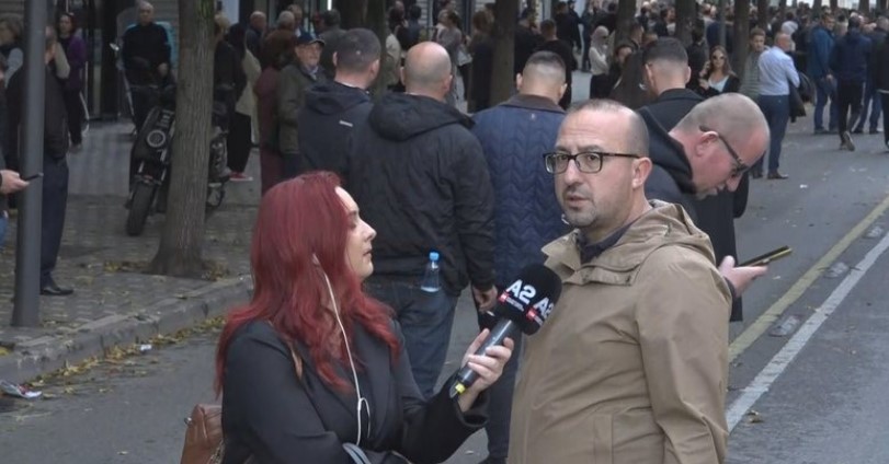  Të qetësohemi se lamë nam     Përplasjet dhe tensionet mes protestuesve  deputeti i PD  Luftën e kemi me Qeverinë  jo me njëri tjetrin 