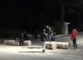 Disa hedhin gurë, kapsolla e sende të forta, të tjerët kërcejnë dhe këndojnë! Bulevardi me ‘dy fytyra’ i rinisë, ja situata e protestës para Kryeministrisë
