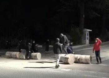 Disa hedhin gurë, kapsolla e sende të forta, të tjerët kërcejnë dhe këndojnë! Bulevardi me ‘dy fytyra’ i rinisë, ja situata e protestës para Kryeministrisë