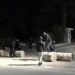 Disa hedhin gurë, kapsolla e sende të forta, të tjerët kërcejnë dhe këndojnë! Bulevardi me ‘dy fytyra’ i rinisë, ja situata e protestës para Kryeministrisë