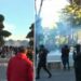 Protestuesit përshkallëzojnë situatën, sulmojnë me gurë edhe Kryeministrinë! Shkulin pllakat e trotuarit dhe godasin godinën, përdorin dhe molotov (FOTO)