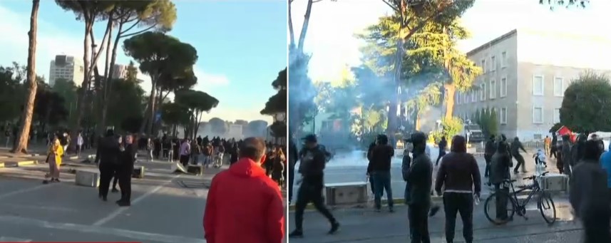 Protestuesit përshkallëzojnë situatën  sulmojnë me gurë edhe Kryeministrinë  Shkulin pllakat e trotuarit dhe godasin godinën  përdorin dhe molotov  FOTO 