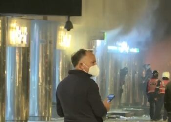 Rreth nëntë orë dhunë, kaos dhe përplasje, protestuesit nuk kursejnë as bizneset te “Kullat Binjake”! I shkatërrojnë dhe plaçkisin