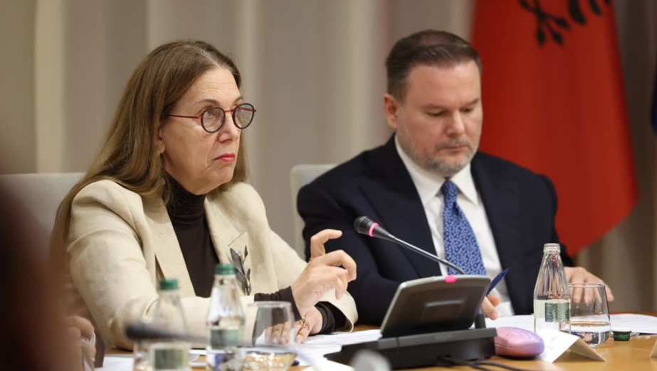 Tryeza Kombëtare  Kumbaro  Shkollat janë rikthyer në normalitet  nuk do të tolerohen presionet ndaj nxënësve 
