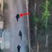 EMRI/ Tentoi arratisjen i armatosur duke përplasur makinën e Policisë, kapet pas ndjekjes 27-vjeçari në Kurbin! Momenti kur shtrihet përtokë (VIDEO)