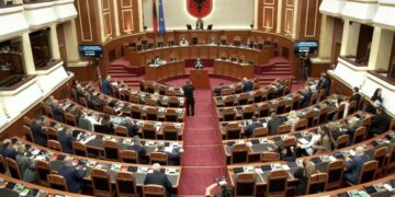 Kuvendi mblidhet për shqetësimet e qytetarëve, por vëmendjen e marrin protestat dhe SHISH! Berisha akuza Qeverisë, Peleshi: Seancë më e rëndësishme se…