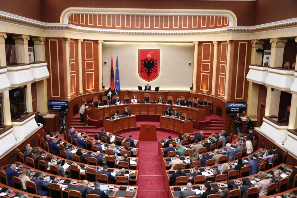 Sot seanca plenare, studentët zhvendosin protestën para Parlamentit, vendosen barrierat metalike para godinës