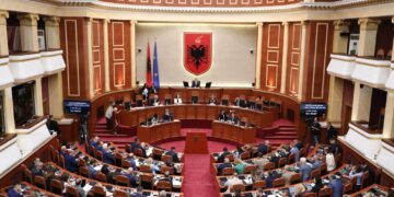 Sot seanca plenare, studentët zhvendosin protestën para Parlamentit, vendosen barrierat metalike para godinës