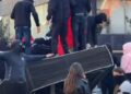 “Fali o Zot, se s’dinë ç’bëjnë!”- Protestuesit e maskuar përdhosën monumentin “Lahuta e Malcis” në Lezhë, kryebashkiaku Ndreu: Në tokën e Gjergj Fishtës…