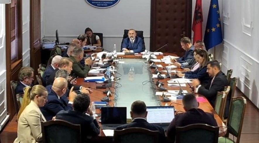 Komisioni i Ligjeve miratoi në parim Territorialen  shtohen 6 qytete të tjera me propozim të PS  por bashkitë do mbeten 46 të  Rinasi i kalon Tiranës