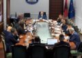 “Pesë demokratë të qelbur”- Deklarata që “ndezi gjakrat” te Ligjet, debati i ashpër: Të kesh turp, kujt i thua ‘e qelbur’?! Asnjëri s’më nxjerr përjashta