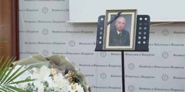 I jepet lamtumira e fundit akademikut Luan Omari, Akademia e Shkencave nderon kontributin e një prej themeluesve të saj!