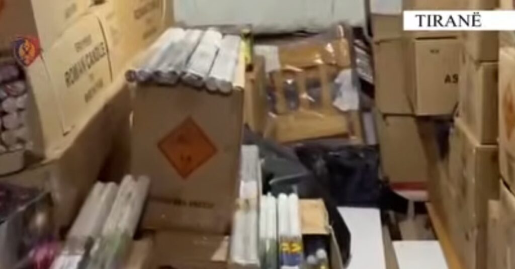 Dyshohet se ua shiste protestuesve të maskuar, zbulohet magazina me lëndë piroteknike te “Tregu Çam”! Në pranga 51-vjeçari, Policia ndan detajet (VIDEO)