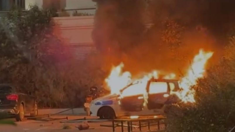 Protestuesit i vënë flakën makinës së Policisë dhe tentojnë të djegin Komisariatin nr  2