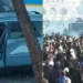 VIDEO/ Tensione në bulevard, protestuesit i vënë flakën “Audit” pas përplasjes me policinë, efektivët tërhiqen me shpejtësi!