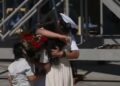 Një vit ‘ekzil’ në Lindjen e Mesme, aeroplanmbajtësja “USS Abraham Lincoln” ankorohet në portin e San Diegos! Lotë, emocione e përqafime (VIDEO)