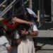 Një vit ‘ekzil’ në Lindjen e Mesme, aeroplanmbajtësja “USS Abraham Lincoln” ankorohet në portin e San Diegos! Lotë, emocione e përqafime (VIDEO)