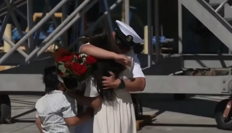 Një vit  ekzil  në Lindjen e Mesme  aeroplanmbajtësja  USS Abraham Lincoln  ankorohet në portin e San Diegos  Lotë  emocione e përqafime  VIDEO 
