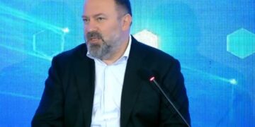 Mazniku flet për dhunën në protestë: Nëse i gjuan policit me gurë, duhesh shoqëruar
