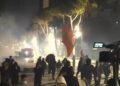 Tensione në bulevard, protestuesit sulmojnë me gurë edhe makinat e mediave!