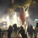Tensione në bulevard, protestuesit sulmojnë me gurë edhe makinat e mediave!
