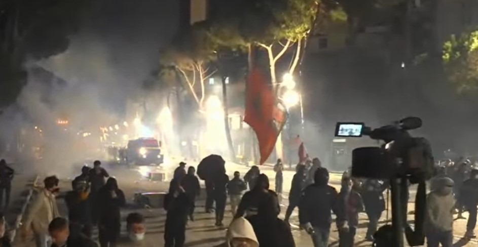 Tensione në bulevard  protestuesit sulmojnë me gurë edhe makinat e mediave 