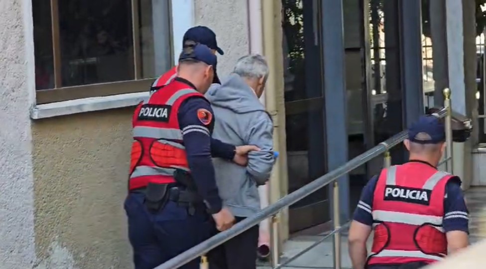 I dërgonte nxënëses 13 vjeçare mesazhe erotike  del para Gjykatës mësuesi 60 vjeçar 