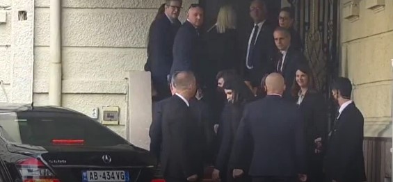 Ministri izraelit mbërrin në Kryesinë e Kuvendit  takohet me kryeparlamentarin Peleshi  Temë bisedimesh siguria  energjia  ekonomia dhe 