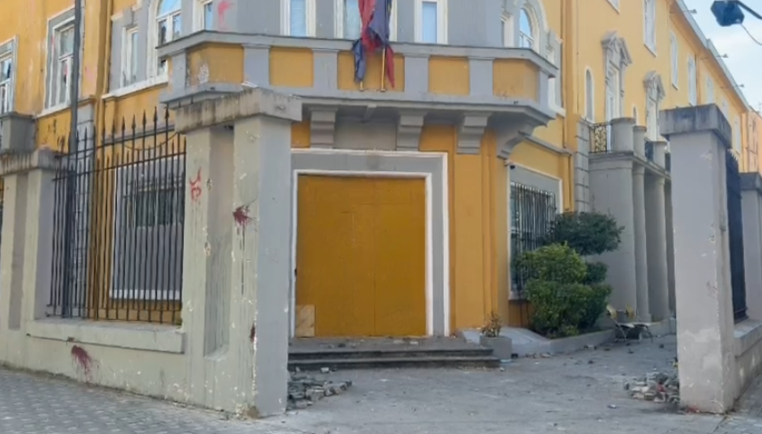Protesta  Ministria e Arsimit blindon dyert dhe dritaret me kompensatë