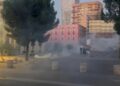 Tensionohet situata, rikthehet dhuna në protestë, Policia hedh gaz lotsjellës dhe i shpërndan! Sulmohet me molotov Ministria e Brendshme