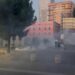 Tensionohet situata, rikthehet dhuna në protestë, Policia hedh gaz lotsjellës dhe i shpërndan! Sulmohet me molotov Ministria e Brendshme