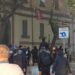 Protestuesit tentojnë të shpërthejnë edhe dyert e Ministrisë së Brendshme, tentojnë të hyjnë brenda por përballen me Policinë!