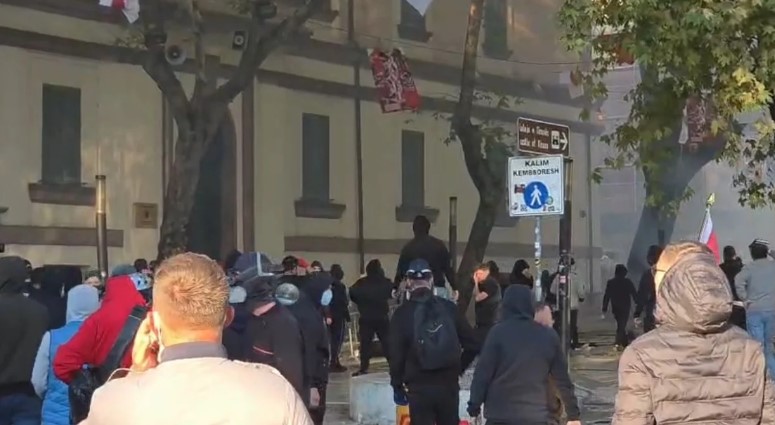 Protestuesit tentojnë të shpërthejnë edhe dyert e Ministrisë së Brendshme  tentojnë të hyjnë brenda por përballen me Policinë 