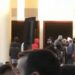 Pas Ministrisë së Arsimit, protestuesit shpërthejnë dhe shkatërrojnë Ministrinë e Financave, i vënë dhe flakën! Policia ndërhyn me gaz lotsjellës (FOTO)
