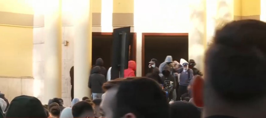 Pas Ministrisë së Arsimit  protestuesit shpërthejnë dhe shkatërrojnë Ministrinë e Financave  Policia ndërhyn me gaz lotsjellës
