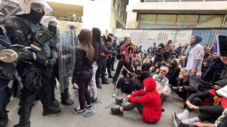 Tensione edhe te Ministria e Inftrastrukturës  protestuesit thyejnë xhamat e institucionit 