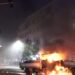 Protestuesit shkatërrojnë çdo gjë që u del para, i vënë zjarrin edhe 2 mjeteve të Bashkisë Tiranë! Sulmojnë zjarrfikëset dhe bizneset (FOTO)