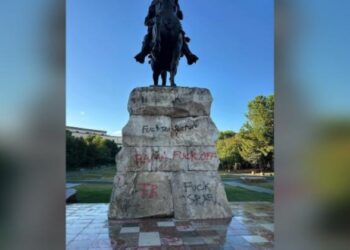 Blogeri italian: Çfarë lidhje ka shkatërrimi i Tiranës me dhunën dhe ndryshimin e Shqipërisë? Pse vandalizohet monumenti i Skënderbeut?