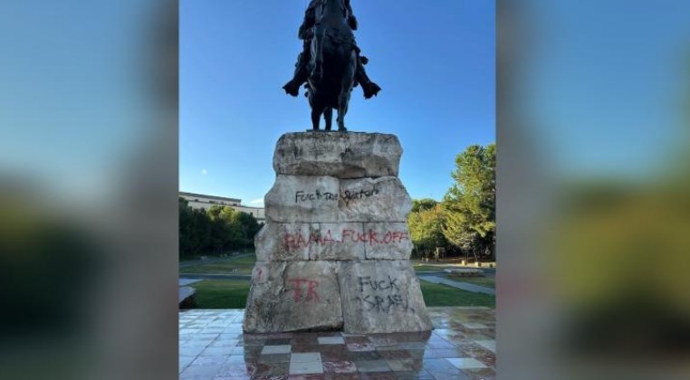 blogeri-italian-cfare-lidhje-ka-shkaterrimi-i-tiranes-me-dhunen-dhe-ndryshimin-e-shqiperise-pse-vandalizohet-monumenti-i-skenderbeut