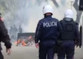 Protestuesit mësyjnë në “Myslym Shyri”, i vënë flakën kazanëve të plehrave