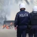 Protestuesit mësyjnë në “Myslym Shyri”, i vënë flakën kazanëve të plehrave